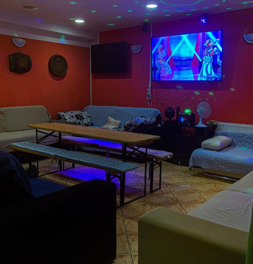 Whole Basement Former Pub3 For Bachelor / Bachelorette Party 布达佩斯 外观 照片