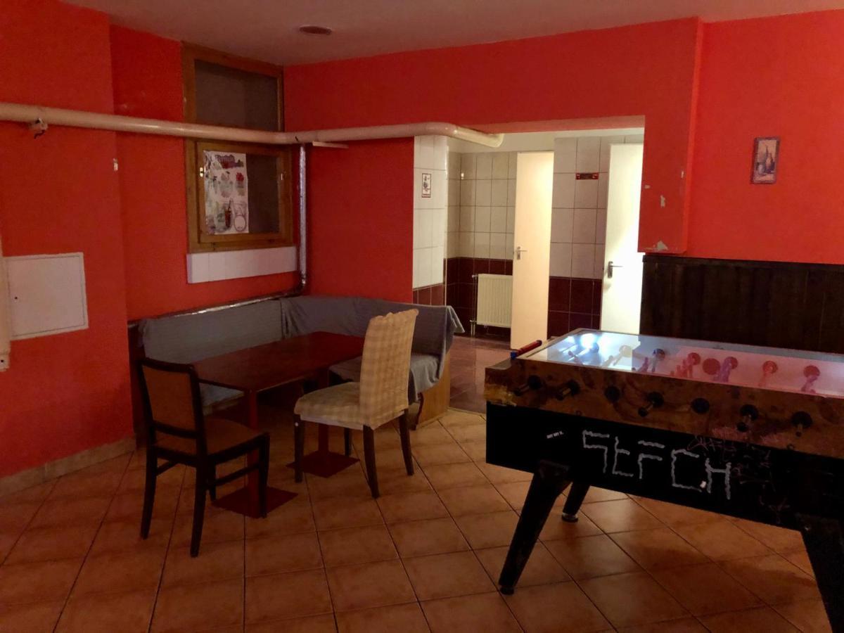 Whole Basement Former Pub3 For Bachelor / Bachelorette Party 布达佩斯 外观 照片